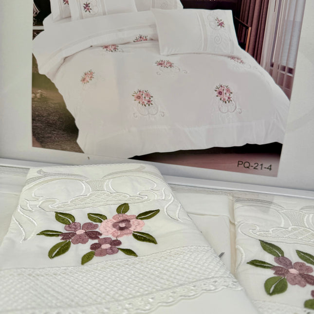 Lenjerie de Pat Luxury „Dantelă și Petale” – PQ-21-4 alb