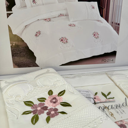Lenjerie de Pat Luxury „Dantelă și Petale” – PQ-21-4 alb