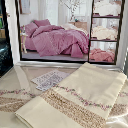 Lenjerie de Pat Luxury „Dantelă și Petale” – PQ-1 crem