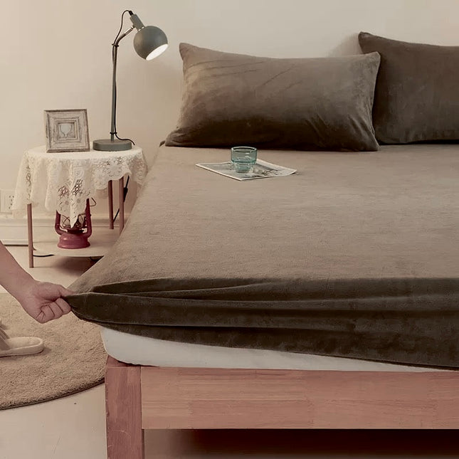 Husa de pat cu elastic Catifea + 2 fete de perna Cod: HCP36