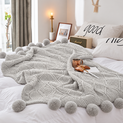 Pătură tricotată cu model în relief și pompoane – 160 × 200 cm, Cod: PTP8