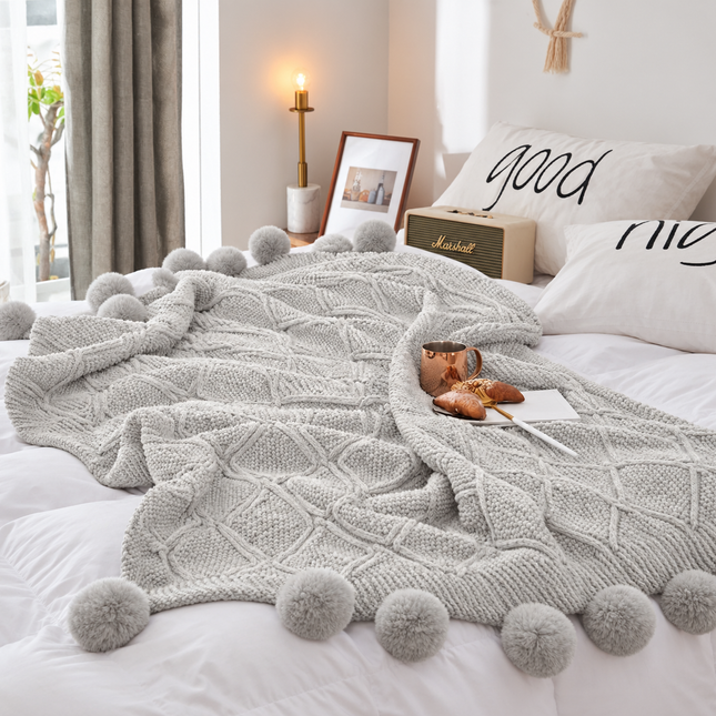 Pătură tricotată cu model în relief și pompoane – 160 × 200 cm, Cod: PTP8