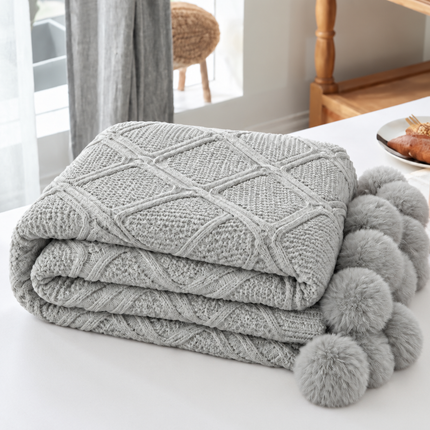 Pătură tricotată cu model în relief și pompoane – 160 × 200 cm, Cod: PTP8