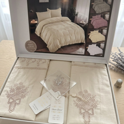 Lenjerie de Pat Luxury „Dantelă și Broderie” – PQ-24 Camel