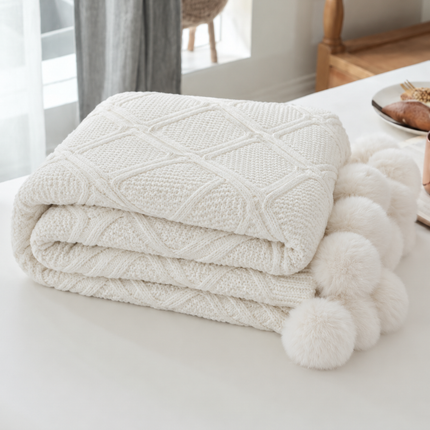 Pătură tricotată cu model în relief și pompoane – 160 × 200 cm, Cod: PTP2