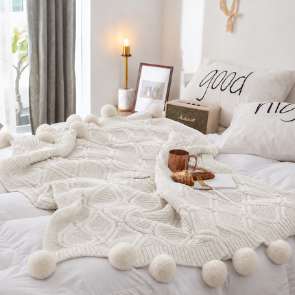 Pătură tricotată cu model în relief și pompoane – 160 × 200 cm, Cod: PTP2