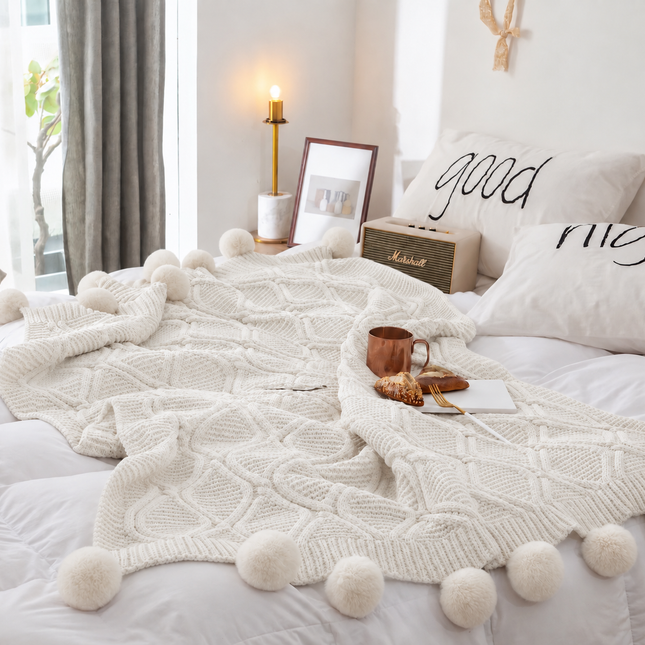 Pătură tricotată cu model în relief și pompoane – 160 × 200 cm, Cod: PTP2
