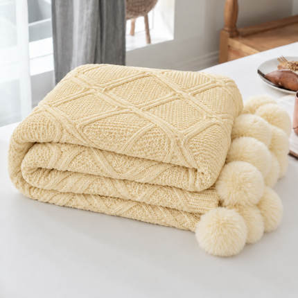 Pătură tricotată cu model în relief și pompoane – 160 × 200 cm, Cod: PTP4