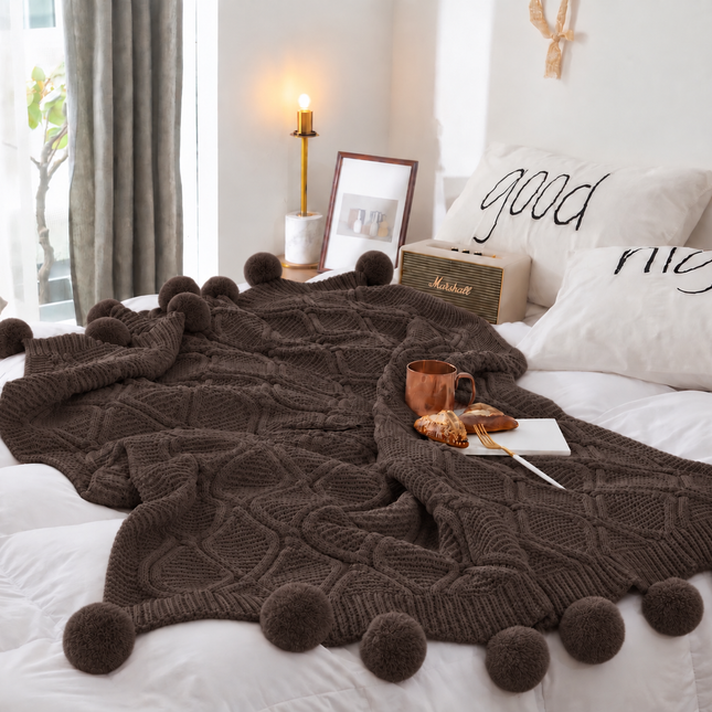 Pătură tricotată cu model în relief și pompoane – 160 × 200 cm, Cod: PTP7