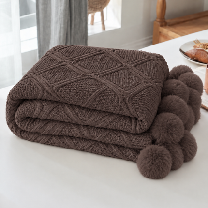 Pătură tricotată cu model în relief și pompoane – 160 × 200 cm, Cod: PTP7