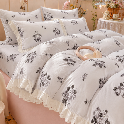 Lenjerie deluxe 6 piese cu elastic și volănașe – Bumbac Fin Soft Touch
Cod: FBS3