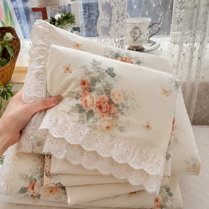 Lenjerie deluxe 6 piese cu elastic și volănașe – Bumbac Fin Soft Touch
Cod: FBS2