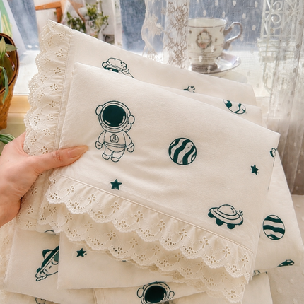 Lenjerie deluxe 6 piese cu elastic și volănașe – Bumbac Fin Soft Touch
Cod: FBS16