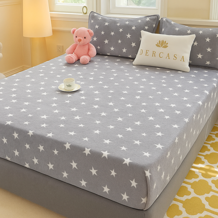 Husa de pat cu elastic COCOLINO+ 2 fete de perna Cod: SSC15